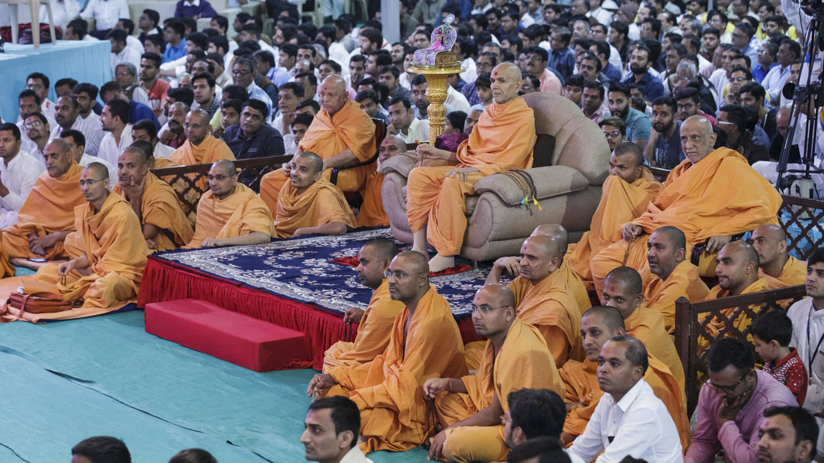 Swamishri observes the program