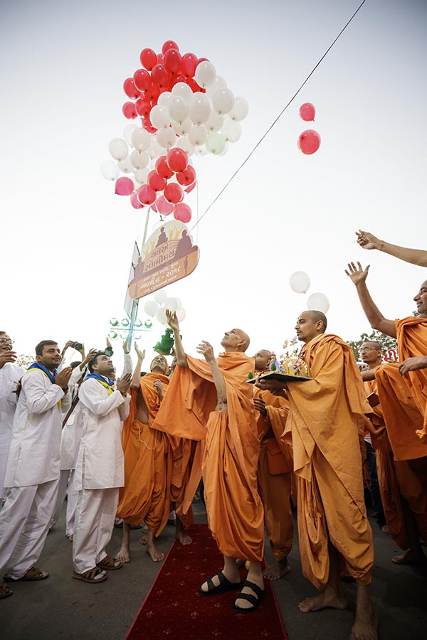 Swamishri releases balloons 
