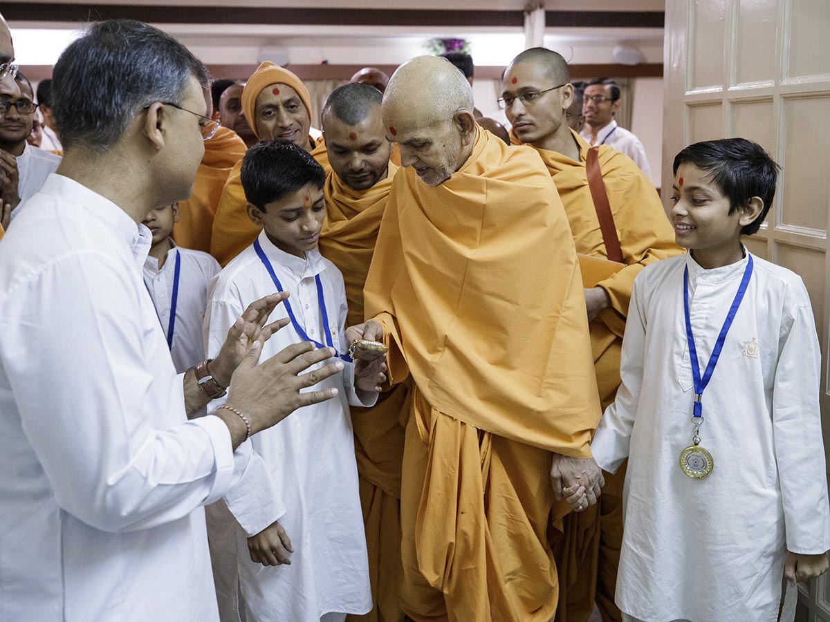 Swamishri sanctifies a medal