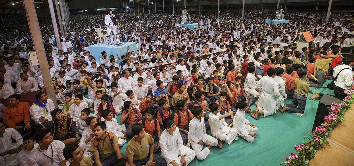 Children and devotees during the assembly