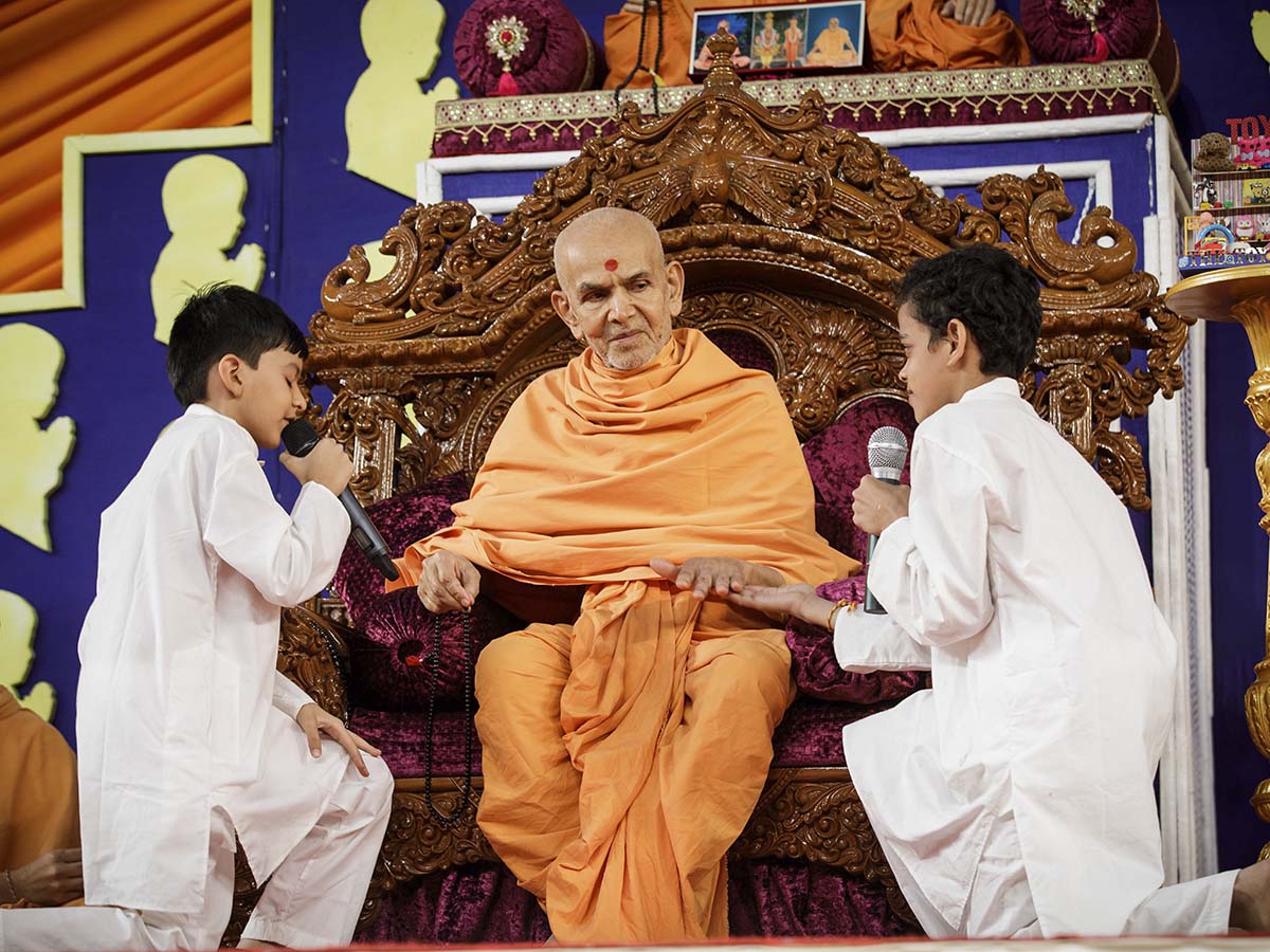 Swamishri interacts during the Bal Din program