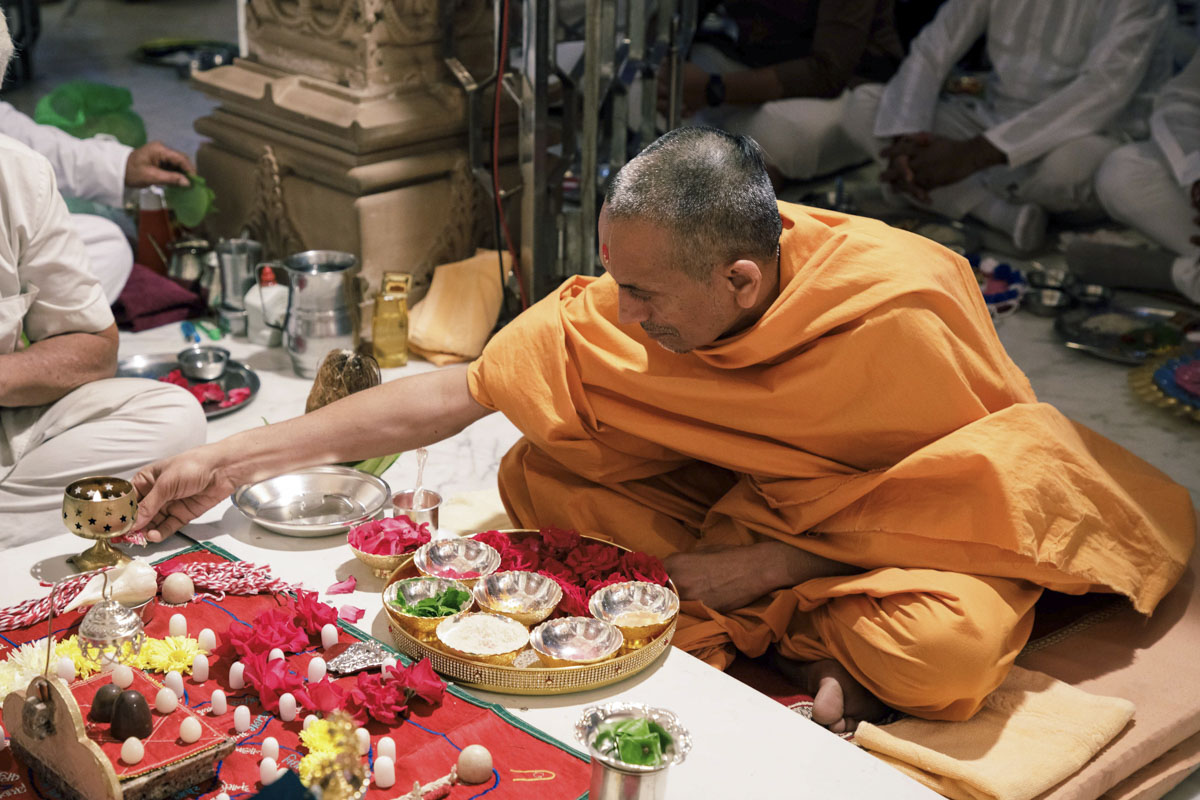 Uttamprakash Swami performs the patotsav mahapuja rituals