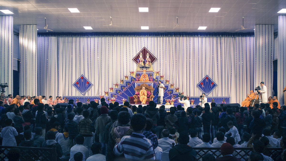 Swamishri greets children with 'Jai Swaminarayan'