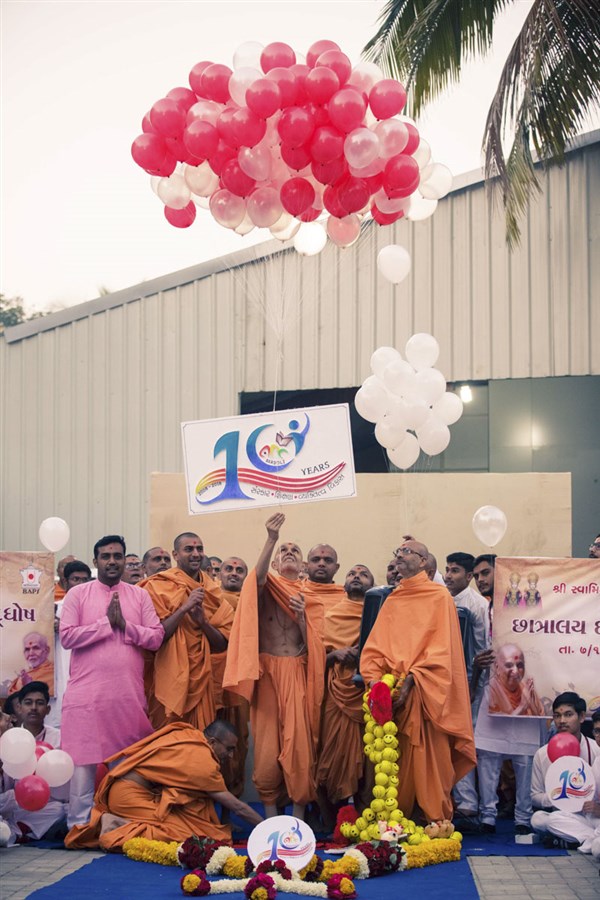 Swamishri releases balloons to mark the 10th anniversary celebration of Swaminarayan Chhatralaya, Bardoli