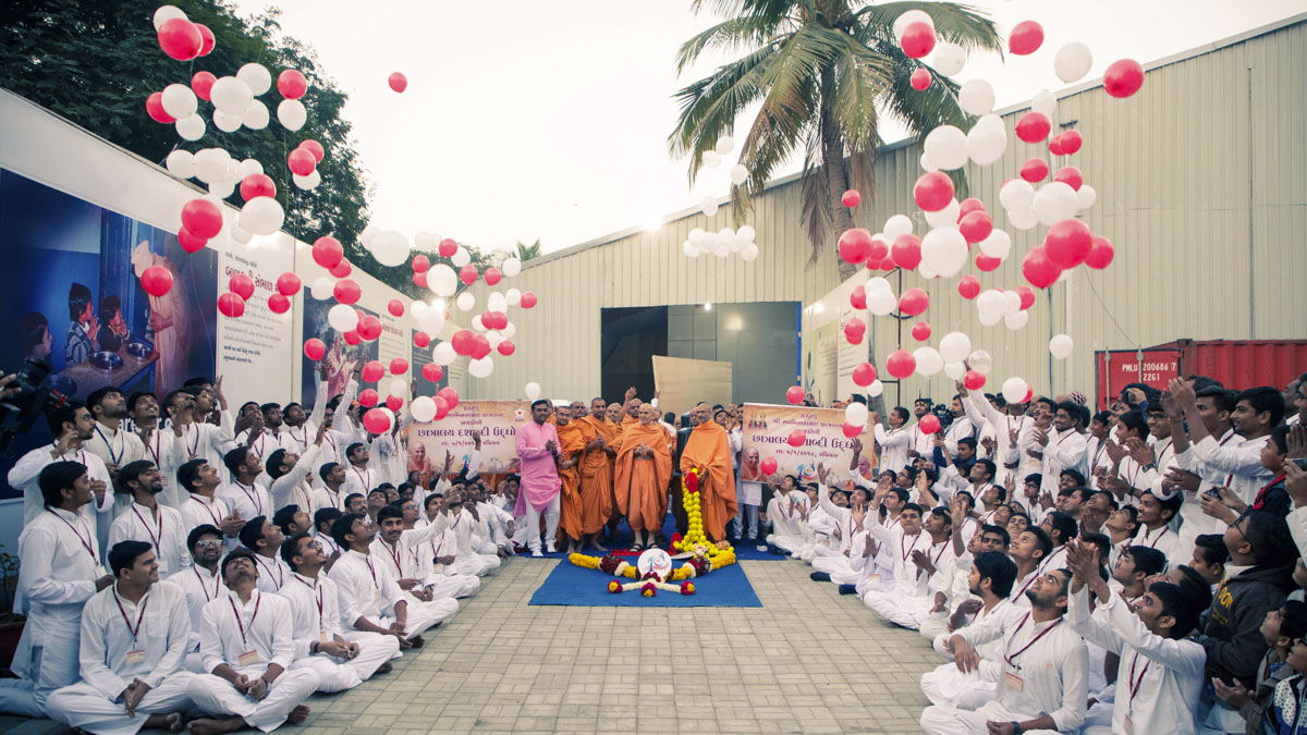 Students of Swaminarayan Chhatralaya, Bardoli, with Swamishri