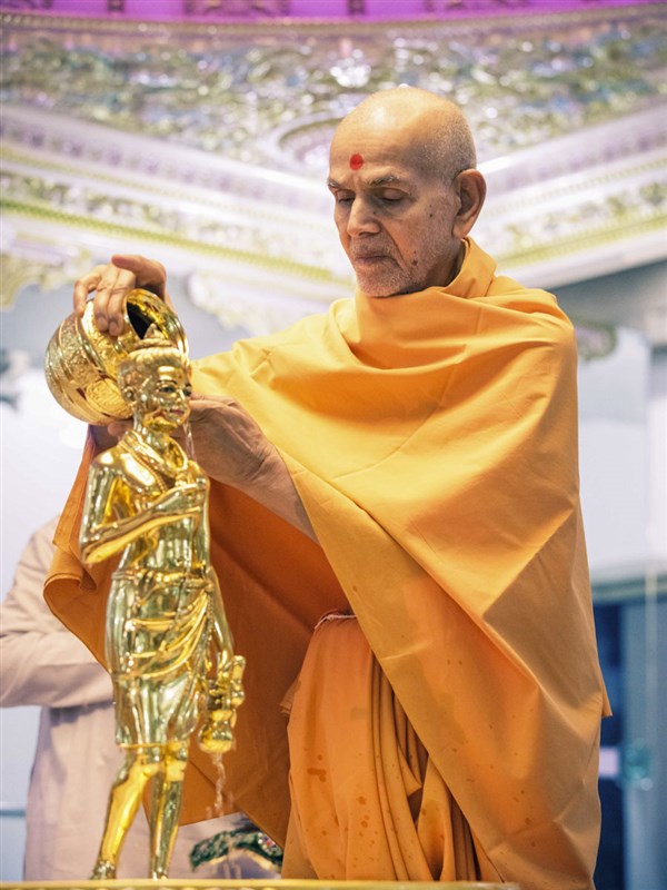 Param Pujya Mahant Swami Maharaj performs abhishek of Shri Nilkanth Varni