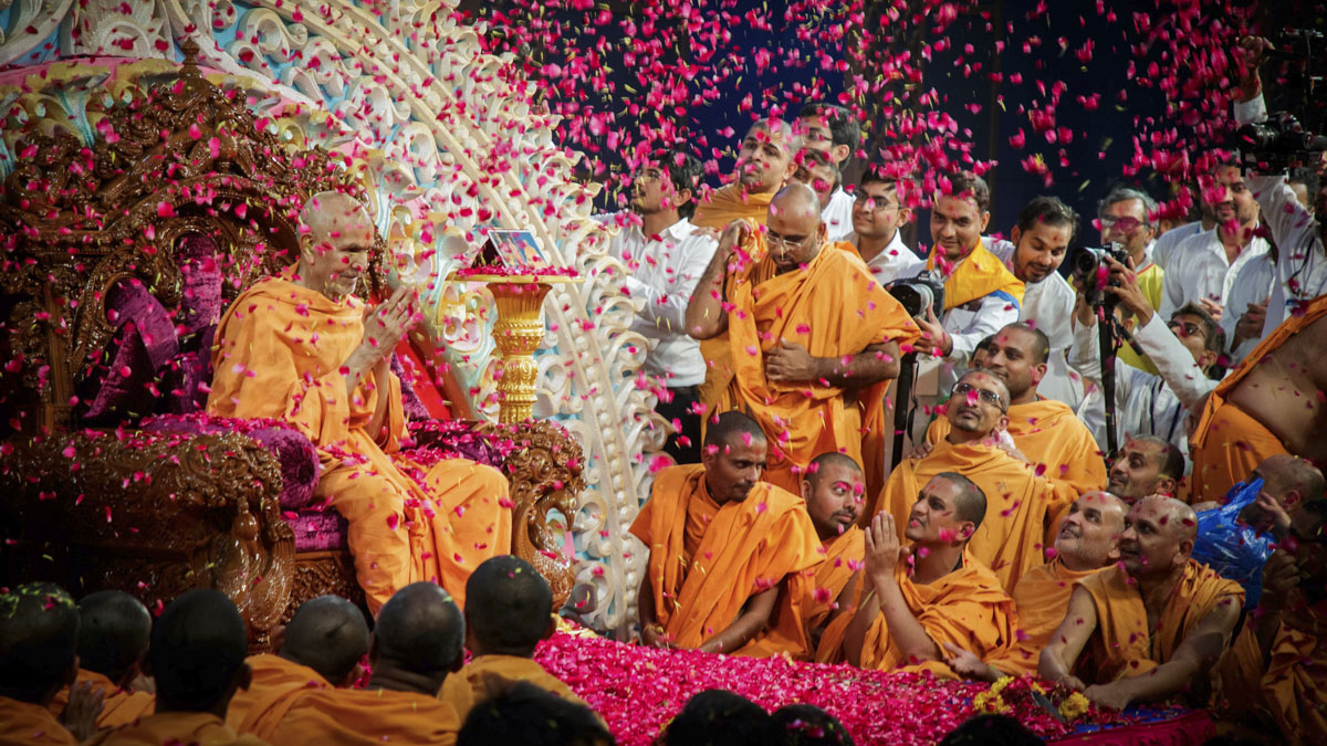 Devotees shower flower petals on Swamishri