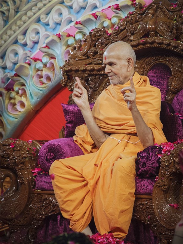 Swamishri blesses devotees