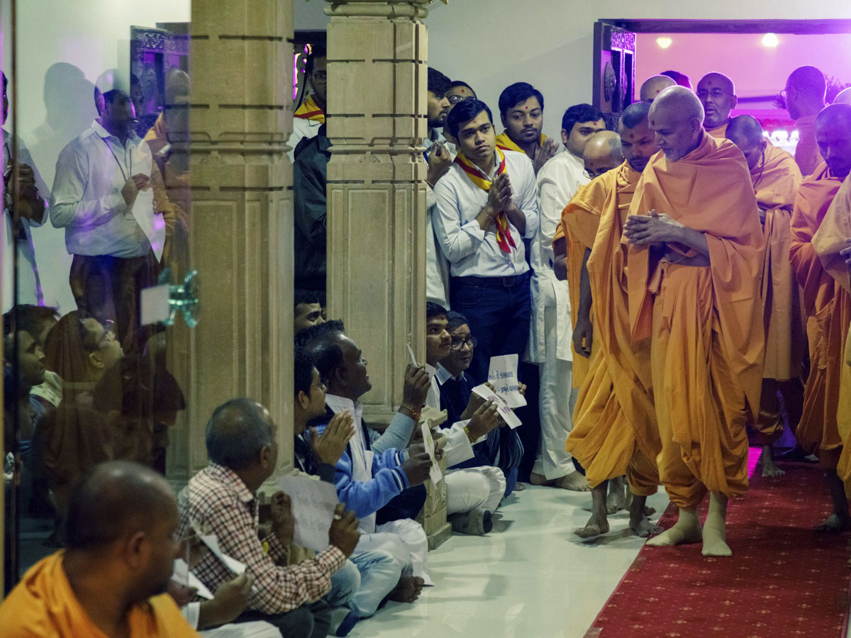 Param Pujya Mahant Swami Maharaj greets devotees with 'Jai Swaminarayan'