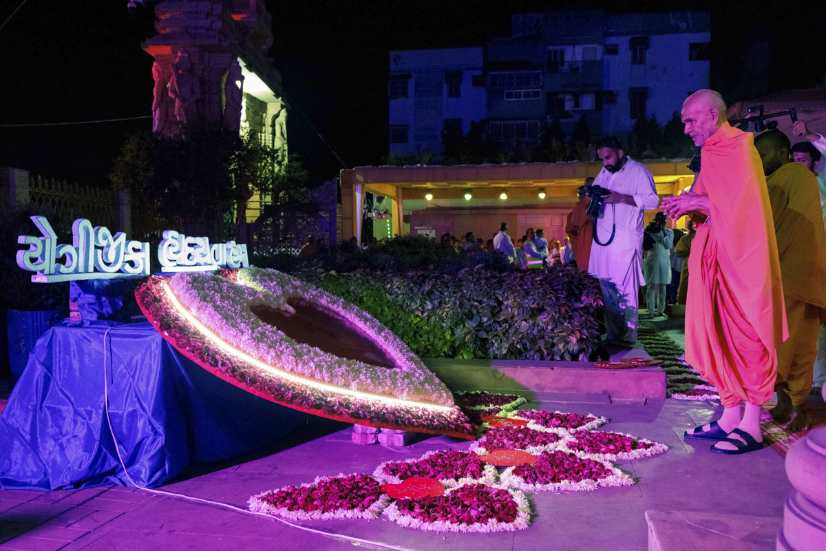 Swamishri observes a flower rangoli