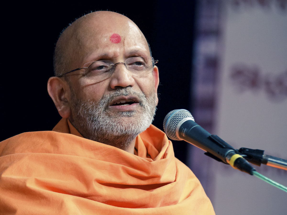 Yagnavallabh Swami addresses the evening satsang assembly