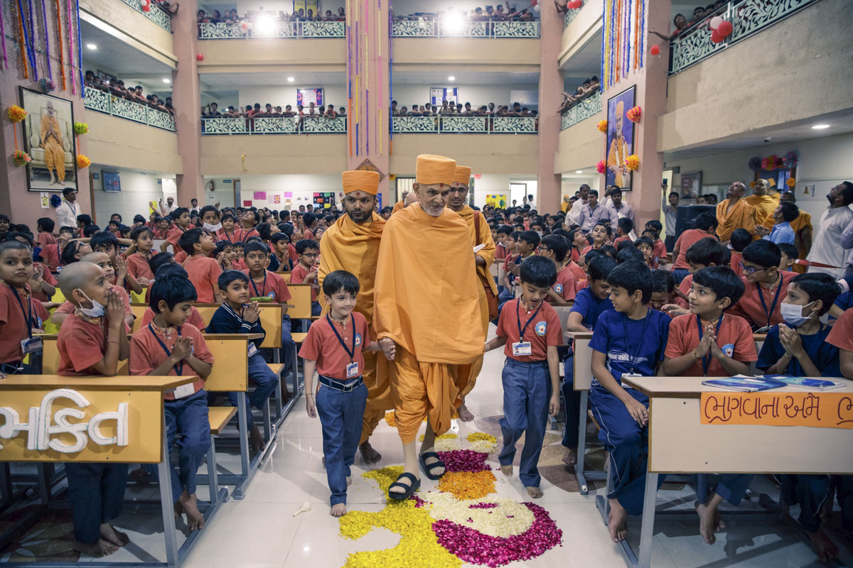 Swamishri arrives at the school