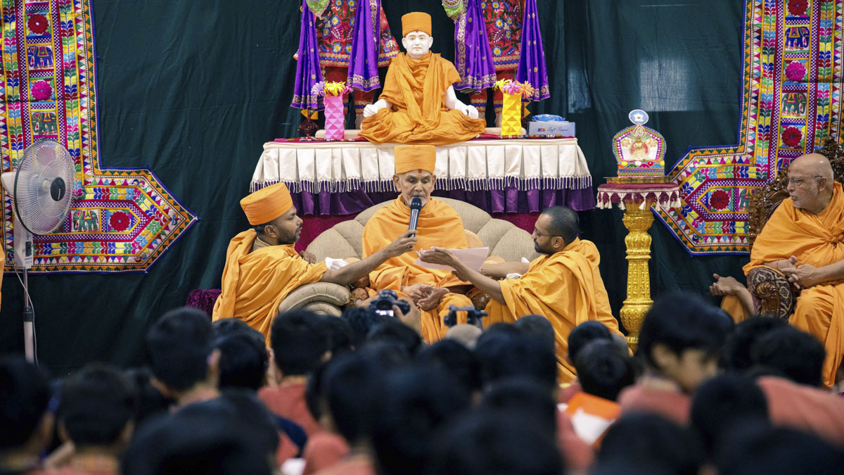 Swamishri blesses students 