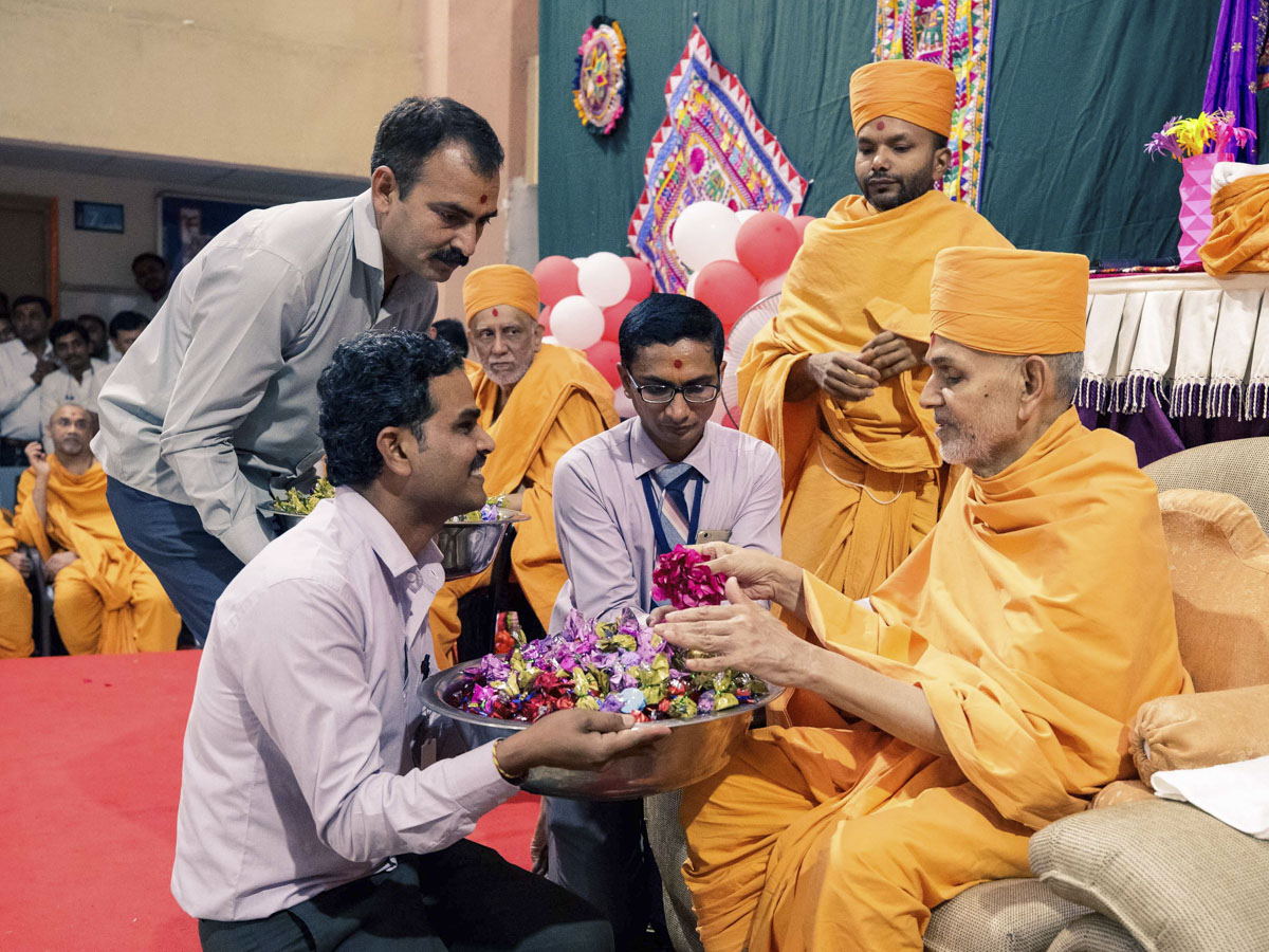 Swamishri sanctifies chocolates for students