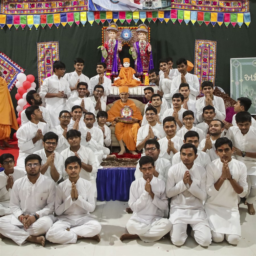 Students of BAPS Swaminarayan Chhatralaya, Surat, with Swamishri