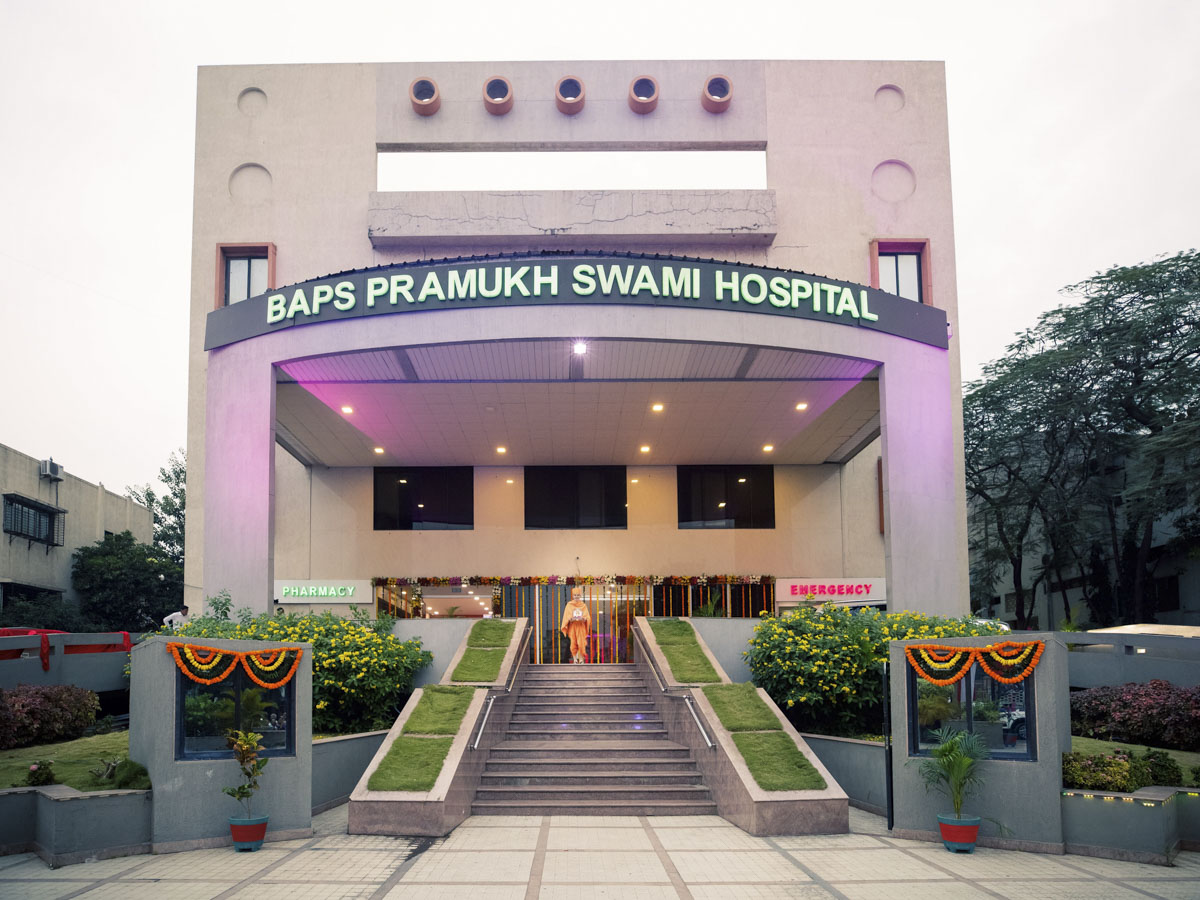 Swamishri visits BAPS Pramukh Swami Hospital, Surat