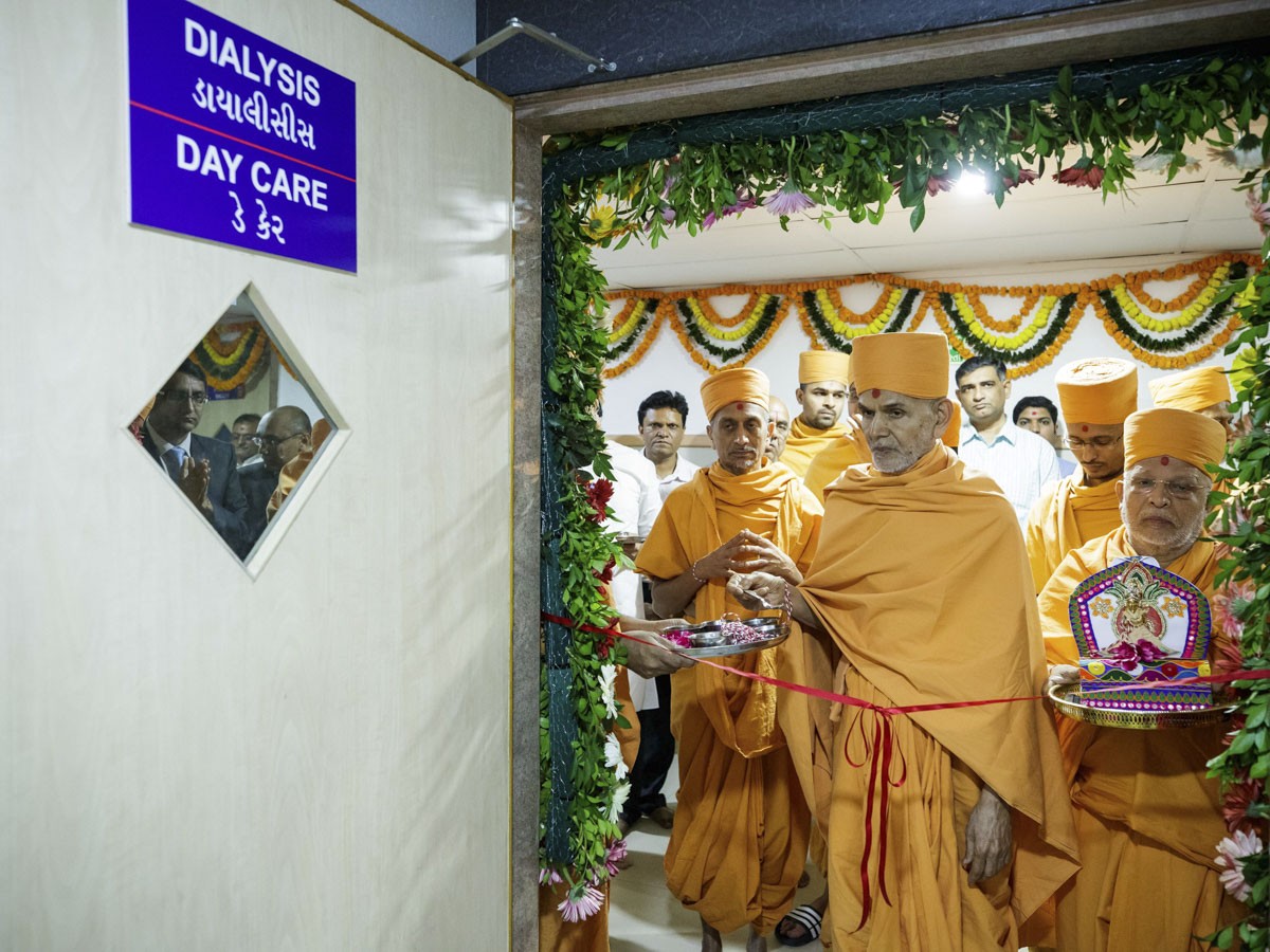 Swamishri performs opening rituals of a new section of the hospital