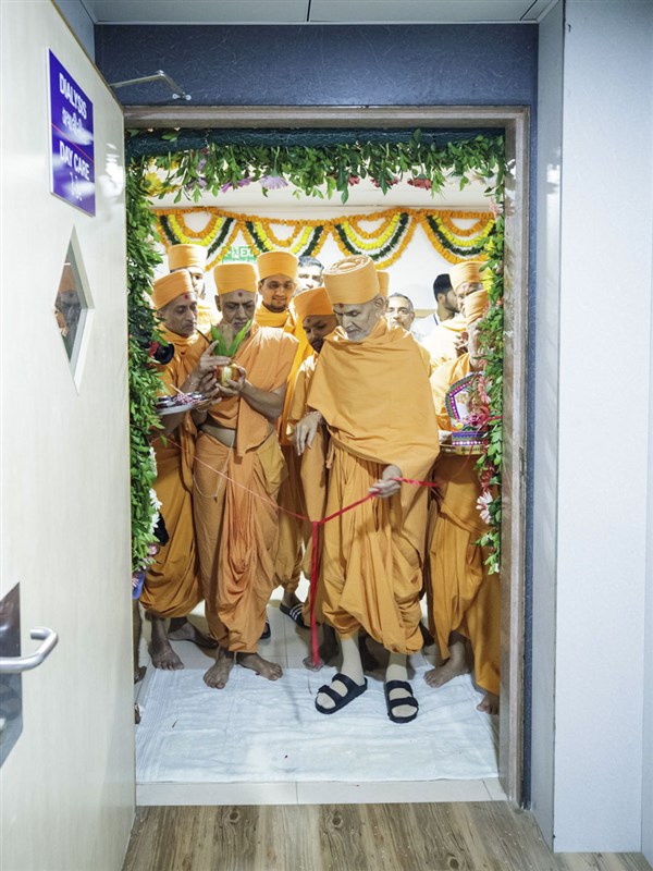 Swamishri performs opening rituals of a new section of the hospital