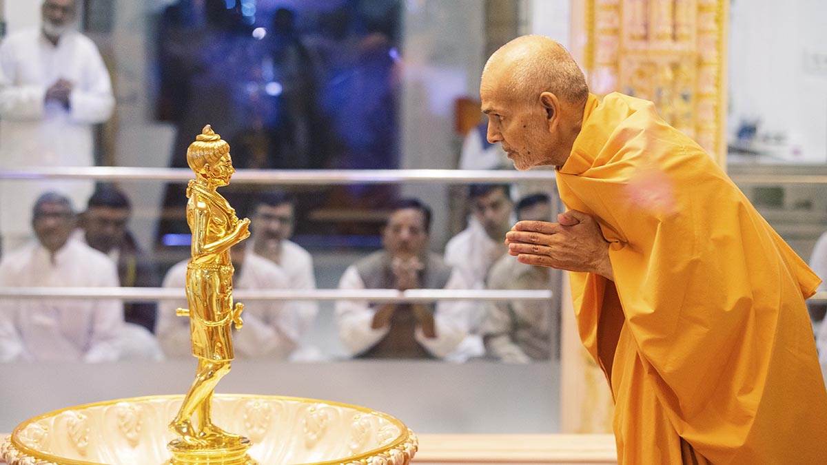 Param Pujya Mahant Swami Maharaj engrossed in darshan of Shri Nilkanth Varni