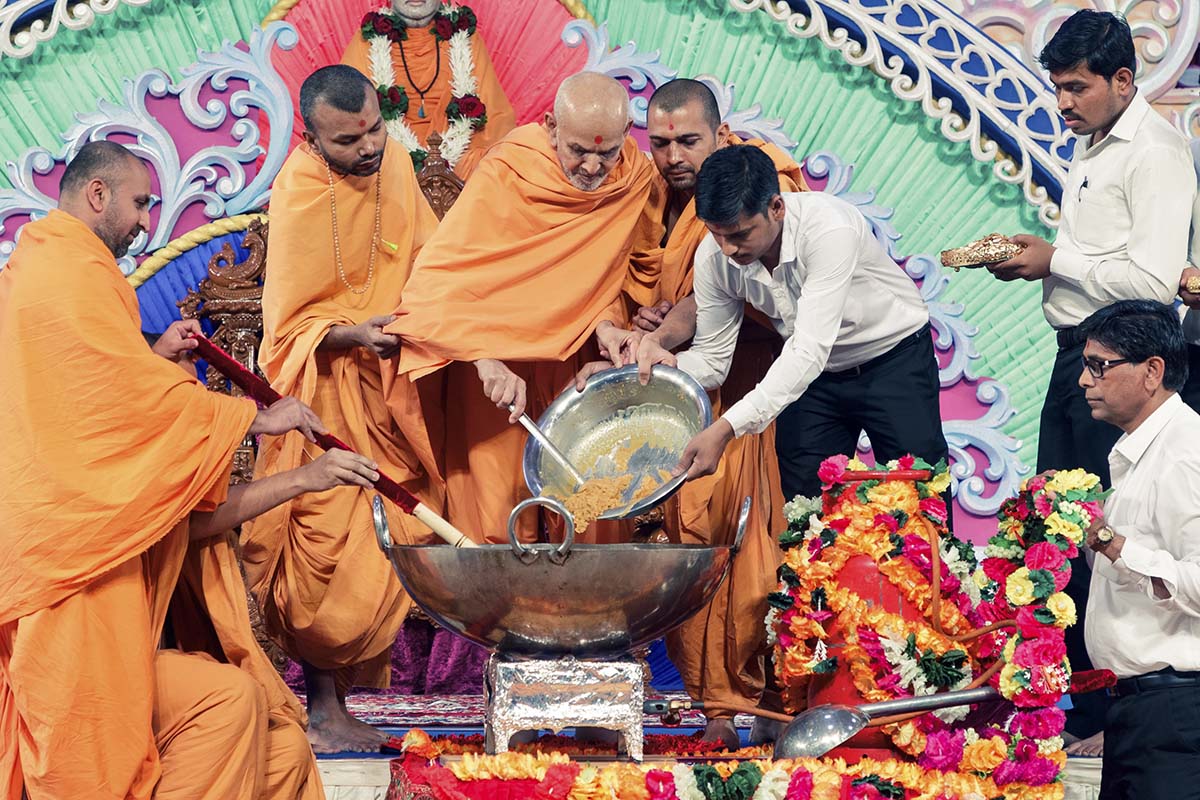 Swamishri prepares shiro for prasad