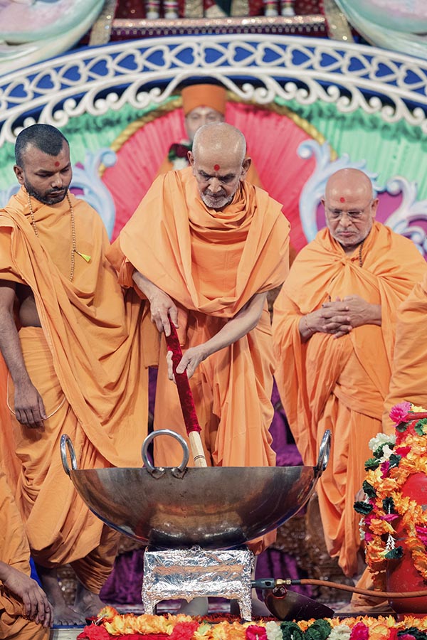 Swamishri prepares shiro for prasad