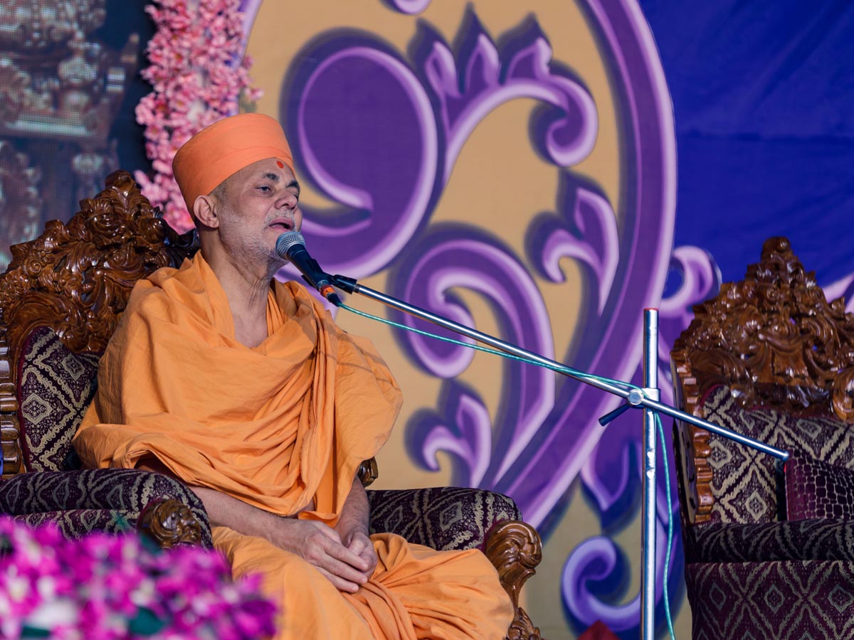 Pujya Viveksagar Swami delivers a discourse