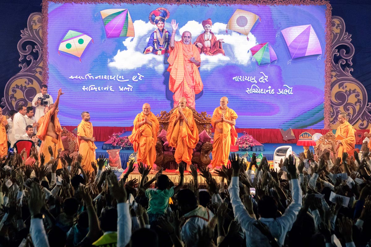 'Narayan Hare, Sachchidanand Prabho...' Swamishri, Pujya Viveksagar Swami and Pujya Ghanshyamcharan Swami proclaim the jholi call