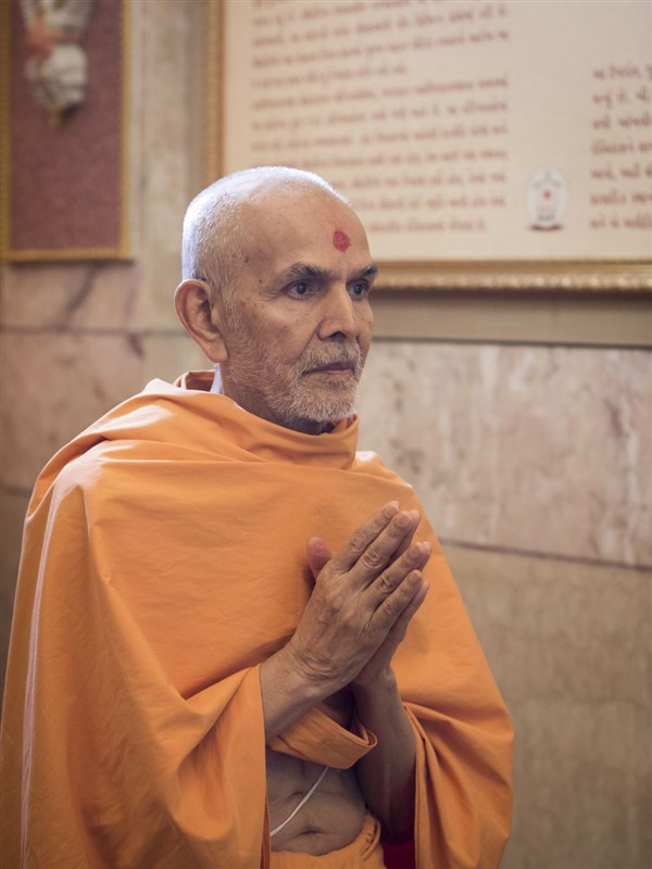 Swamishri engrossed in darshan of Shri Guru Parampara 