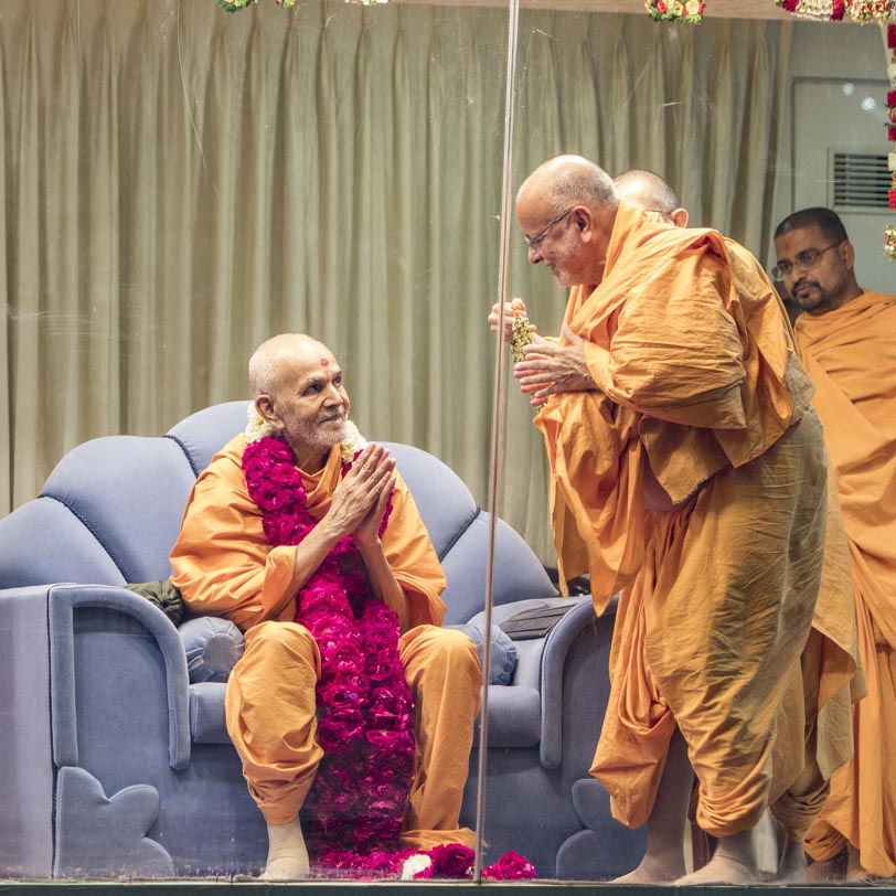 Pujya Ishwarcharan Swami welcomes Swamishri