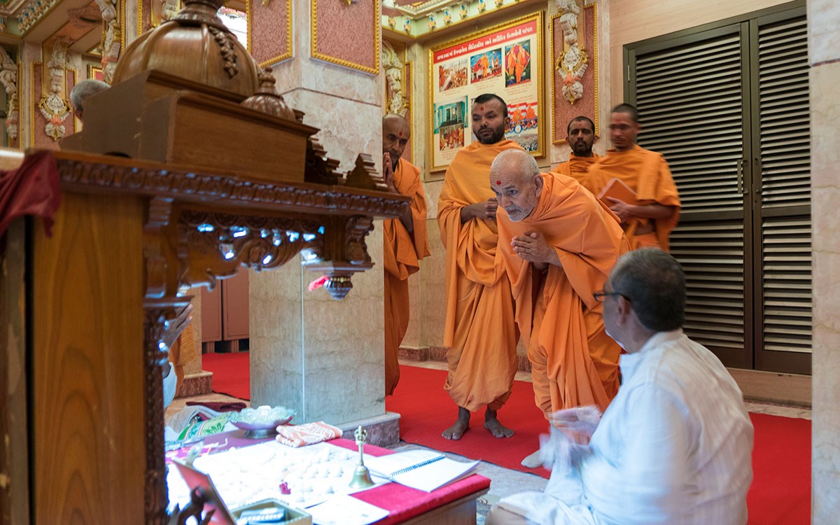 Swamishri engrossed in darshan of the daily mahapuja