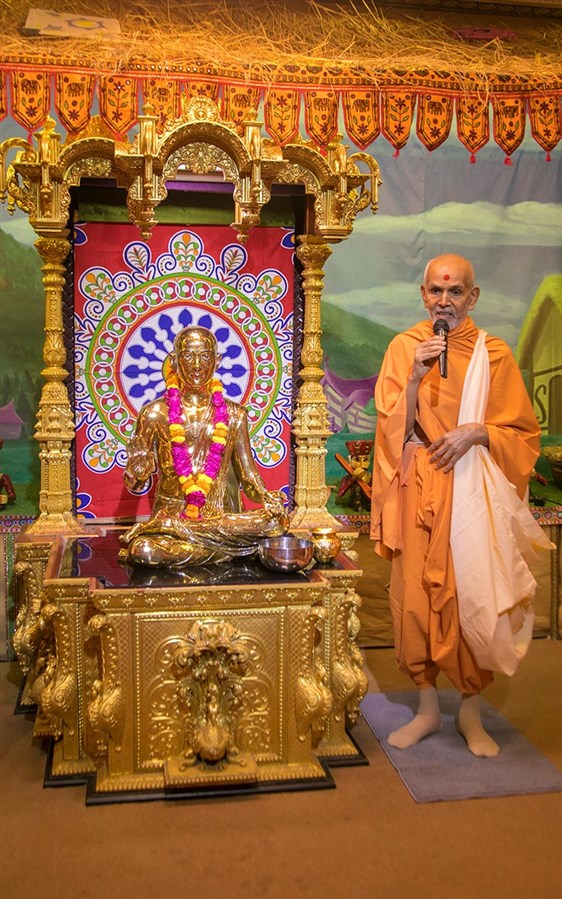 'Narayan Hare, Sachchidanand Prabho...' Swamishri proclaims the jholi call