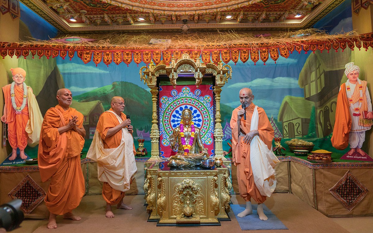 'Narayan Hare, Sachchidanand Prabho...' Swamishri, Pujya Ishwarcharan Swami and Pujya Viveksagar Swami proclaim the jholi call
