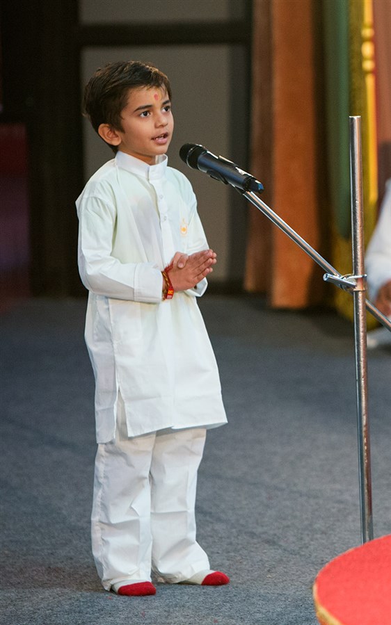 A child presents before Swamishri 
