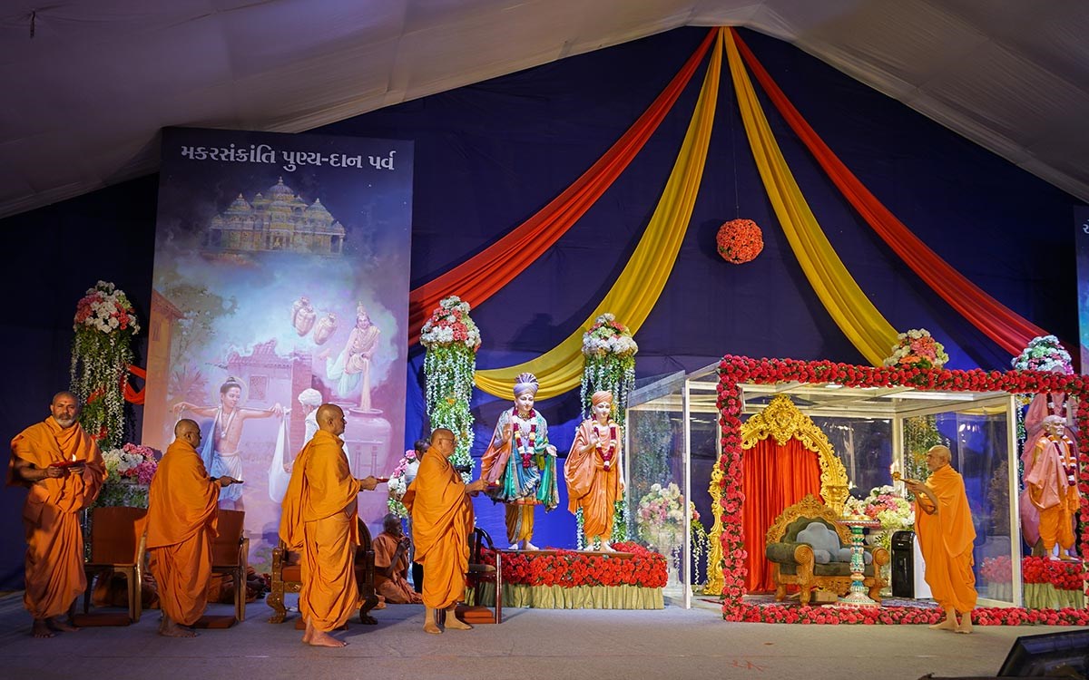 Swamishri and senior sadhus perform the evening arti