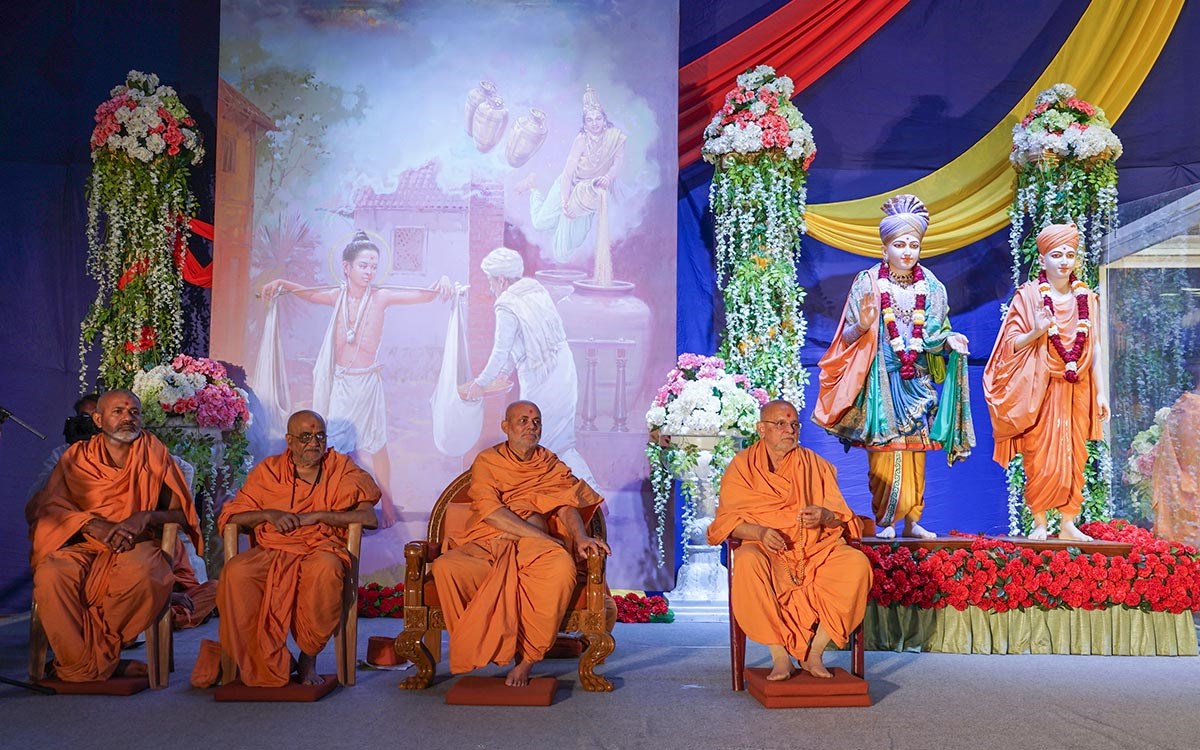Pujya Ishwarcharan Swami, Pujya Viveksagar Swami, Shrihari Swami and Atmakirti Swami during the assembly