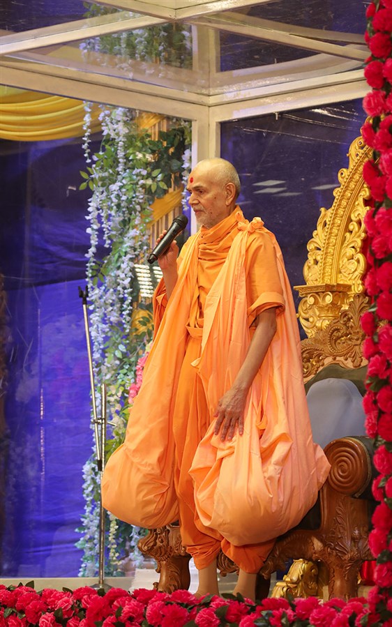 'Narayan Hare, Sachchidanand Prabho...' Swamishri proclaims the jholi call