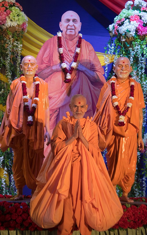 Swamishri with Shri Guru Parampara