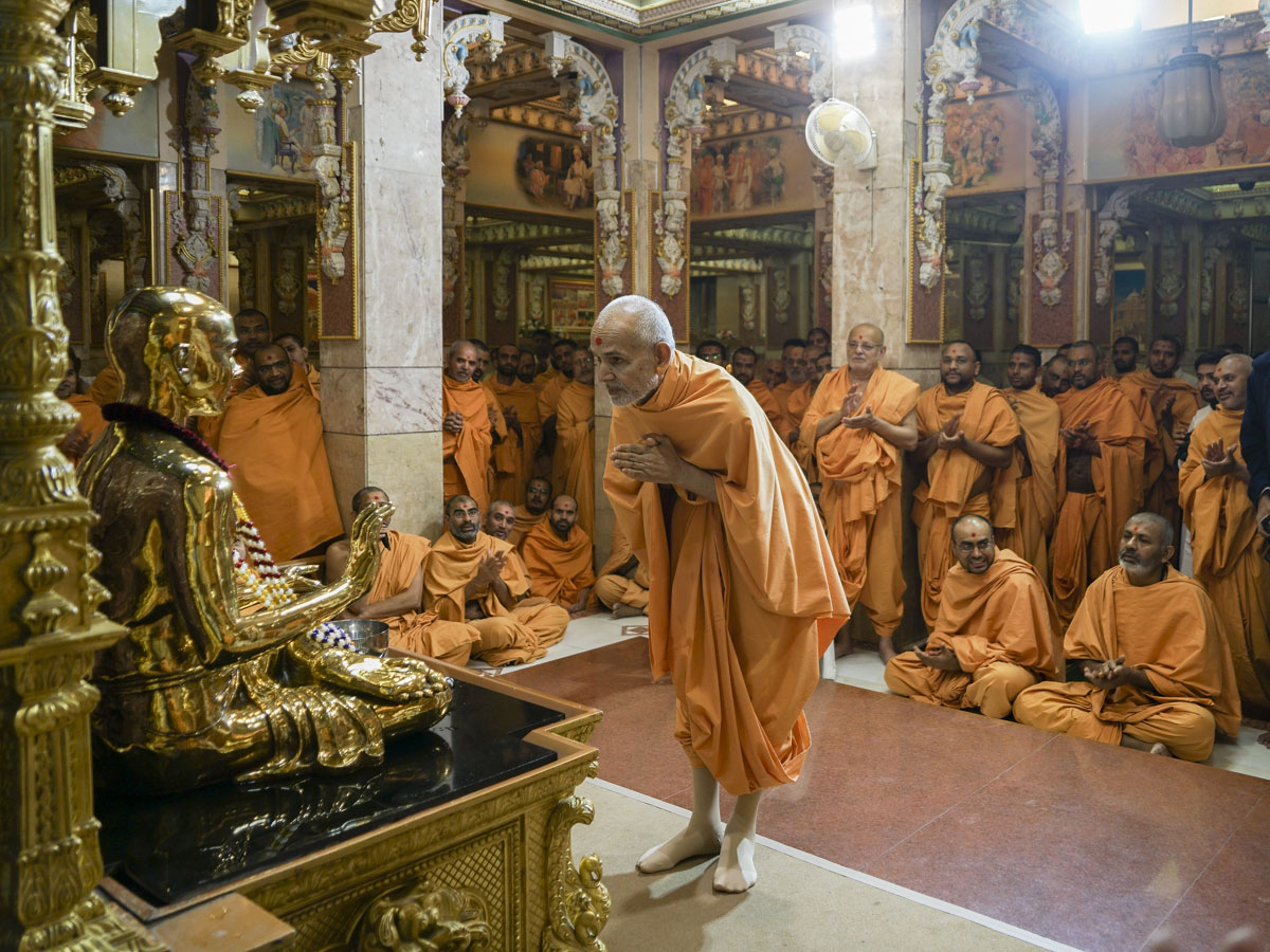 Swamishri engrossed in darshan of Bhagwan Swaminarayan