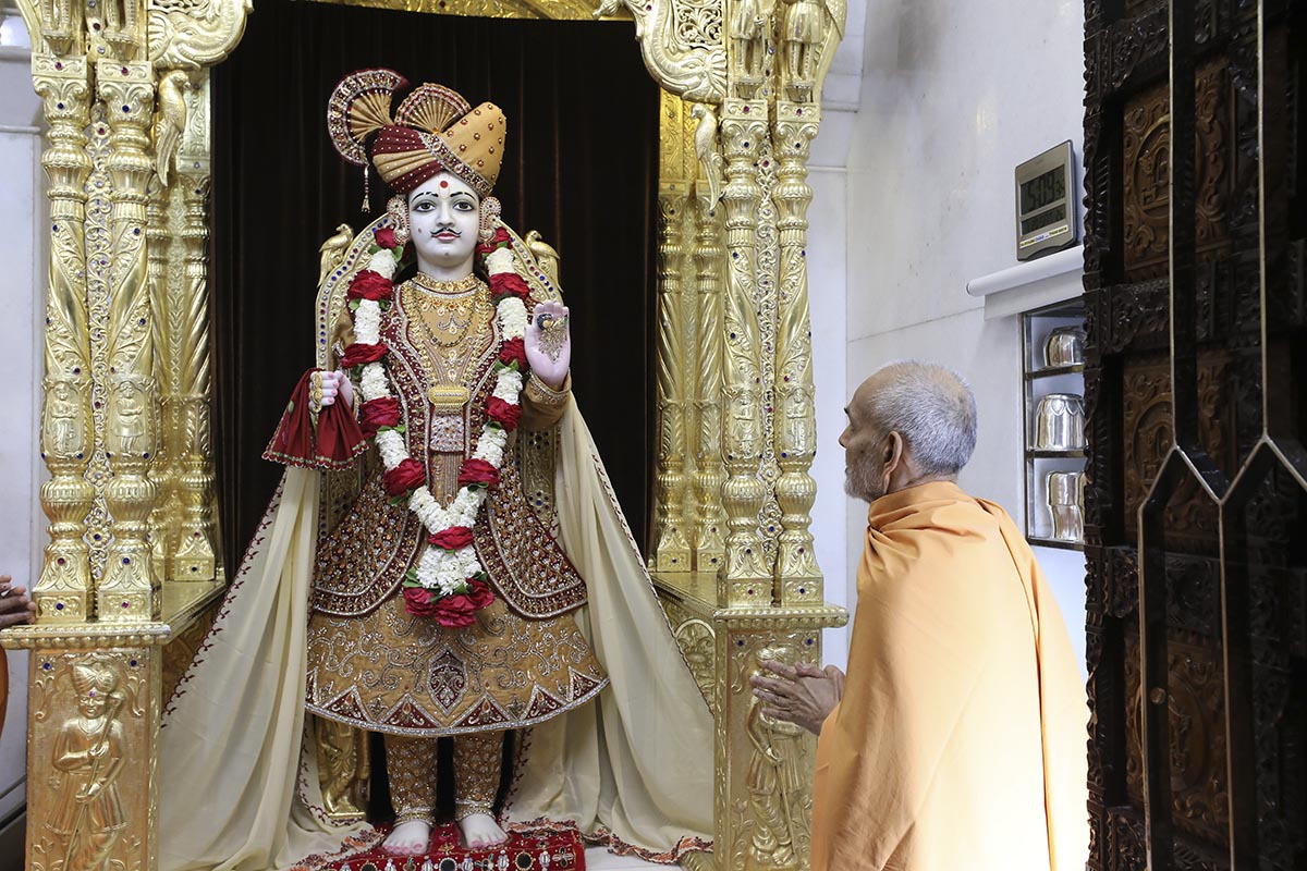 Param Pujya Mahant Swami Maharaj engrossed in darshan of Shri Ghanshyam Maharaj