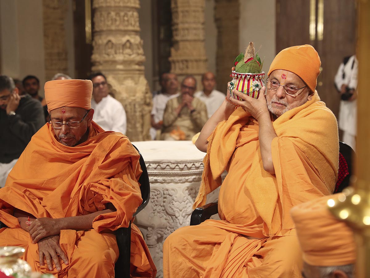 Pujya Tyagvallabh Swami and Pujya Ishwarcharan Swami perform rituals