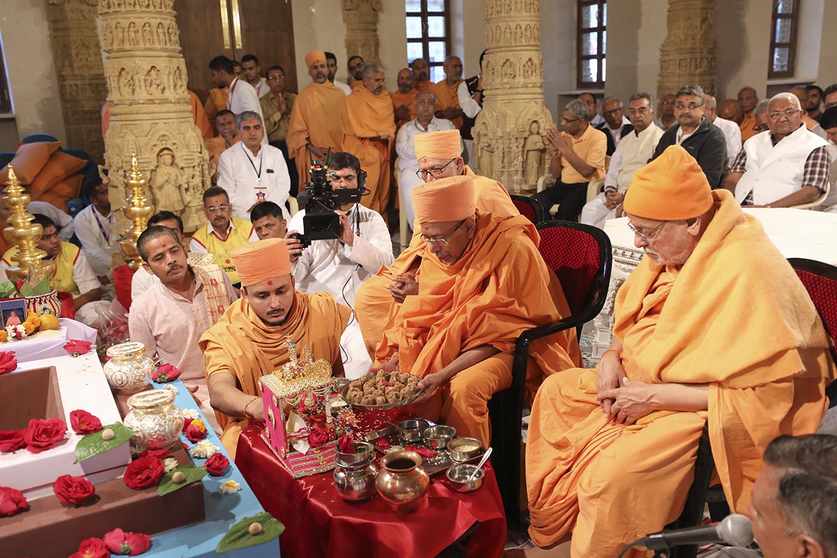 Pujya Tyagvallabh Swami, Pujya Ishwarcharan Swami and Pujya Bhaktipriya Swami (Kothari Swami) perform rituals