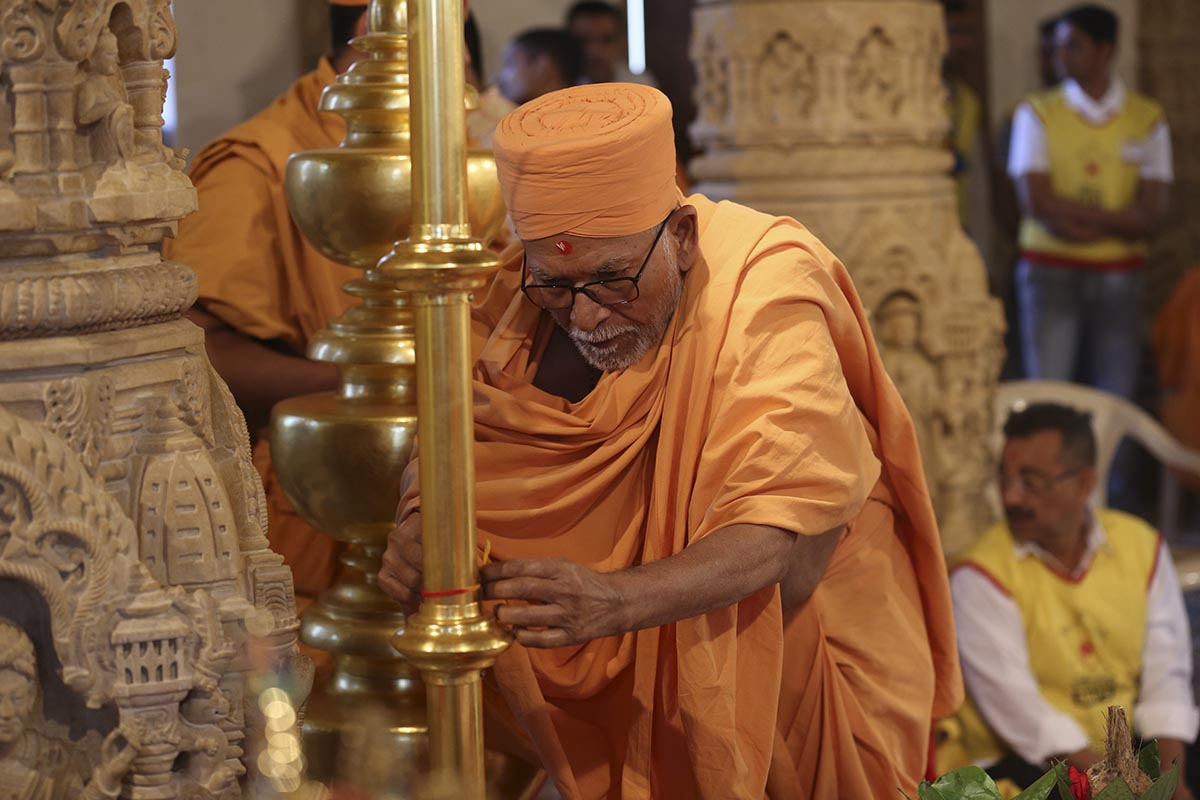 Pujya Kothari Swami performs pujan of flagstaff
