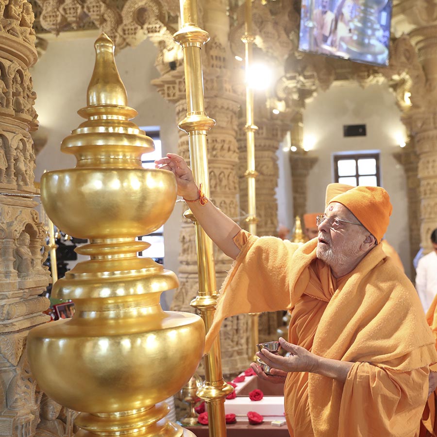 Pujya Ishwarcharan Swami performs pujan of main kalash