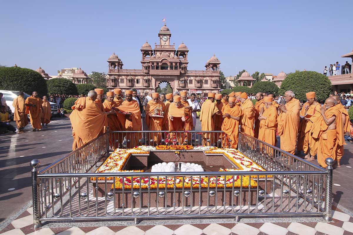 Swamishri and senior sadhus perform pujan of holy charanarvind of Bhagwan Swaminarayan