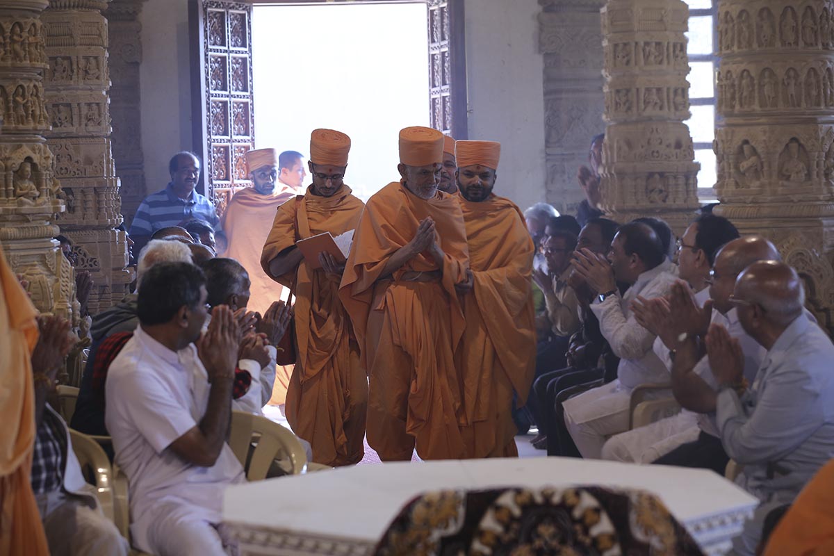 Swamishri arrives for the Vastu Hom rituals