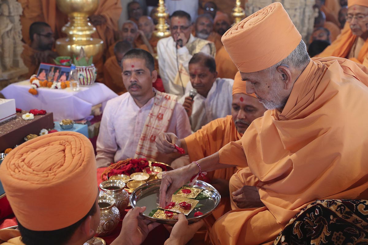 Swamishri performs the Vastu Hom rituals