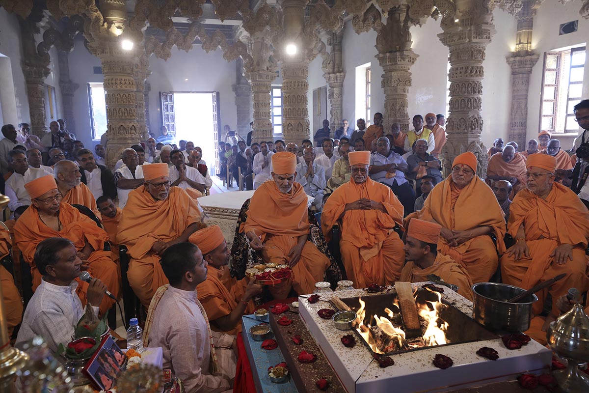 Swamishri and senior sadhus participate in the Vastu Hom rituals