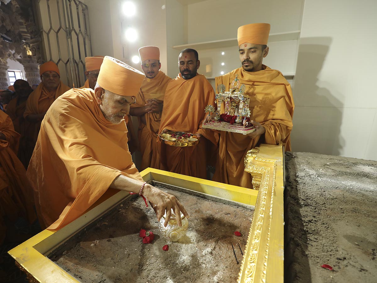 Swamishri places a kalash in the garbhagruh