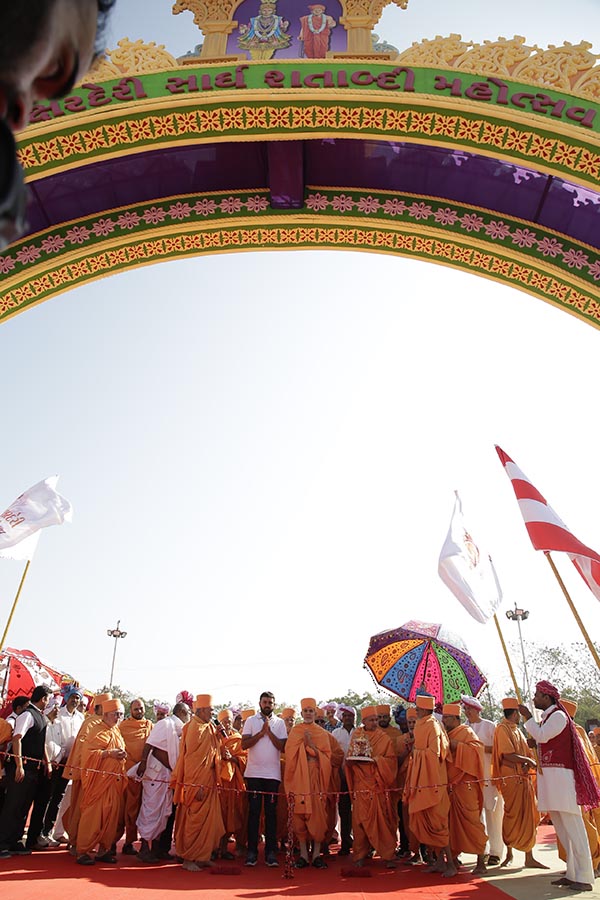 Swamishri and dignitaries perform ritual opening of nagar