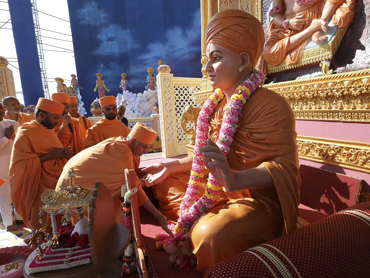 Swamishri engrossed in darshan of Aksharbrahman Gunatitanand Swami